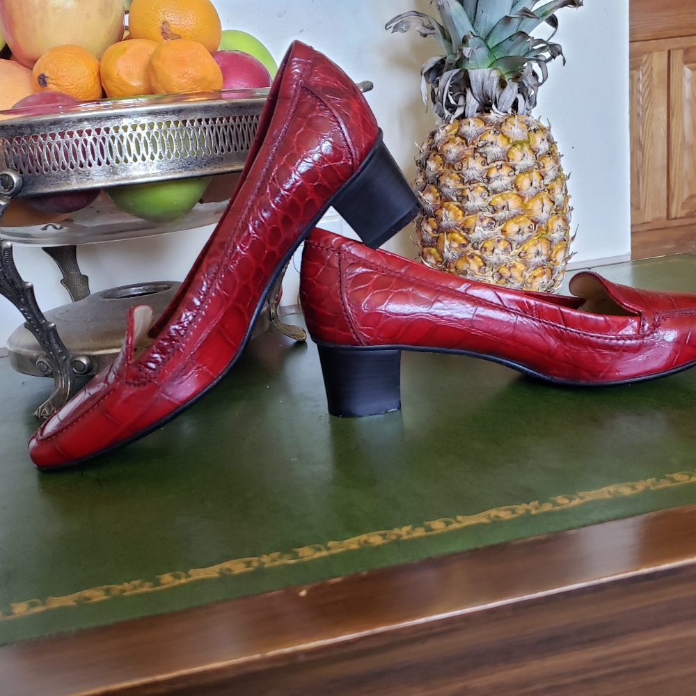 NWOT Brunomagli ruby red crocodile pumps - Picture 5 of 15